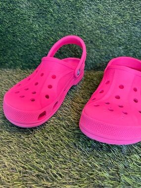 Crocs unisex  Pink Slip-On Clog Sandals men 7.   Women 9